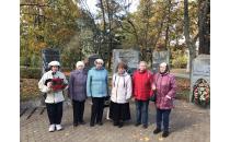 Участники кружка рукоделия возложили памятный венок у Камней памяти